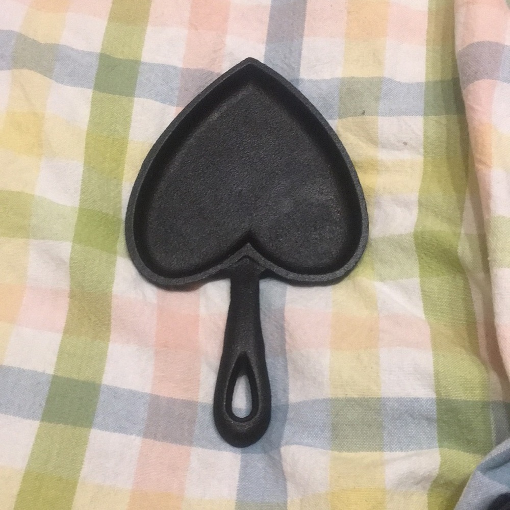 COPY - Heart Shaped Cast Iron Pan